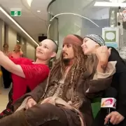 Johnny Depp visit� un hospital infantil en Madrid caracterizado como Jack Sparrow