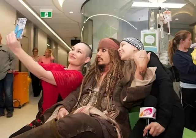 Johnny Depp sorprendi� a ni�os en el Hospital Ni�os de Jes�s durante la filmaci�n de Day Drinker