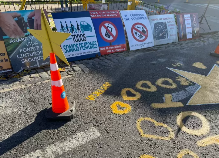 La visibilizaci�n de los lugares donde ocurrieron v�ctimas fatales en Argentina est� identificada con estrellas amarillas pintadas en distintas rutas.