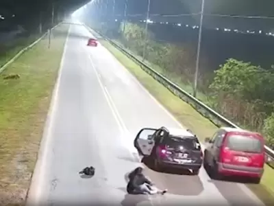 Video: se arroj� de un Uber en movimiento tras desv�o sospechoso del chofer
