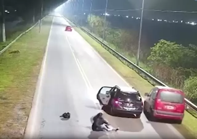 Video: se arroj� de un Uber en movimiento tras desv�o sospechoso del chofer