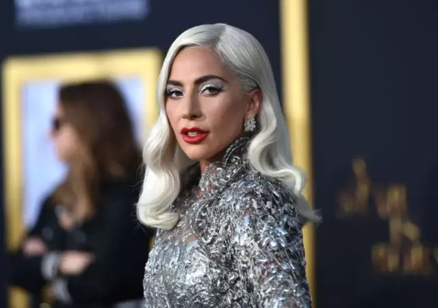 Lady Gaga se incorpora al elenco como una misteriosa maestra en Nevermore.