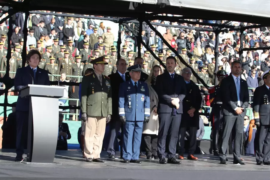 Particip� del acto con sus funcionarios.