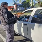 Polic�as repartieron escarapelas y sopaipillas para celebrar el D�a de la Bandera