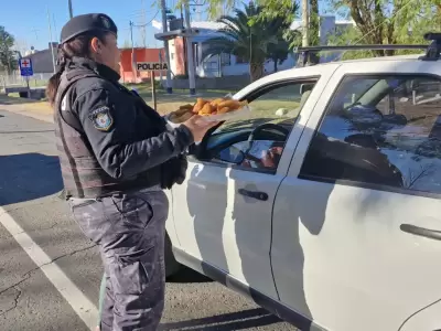 Polic�a reparti� sopaipillas y escarapelas por el D�a de la Bandera.