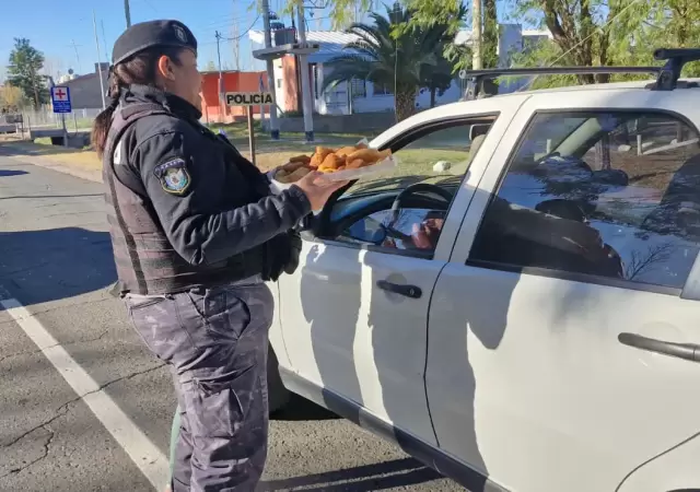 Polic�a reparti� sopaipillas y escarapelas por el D�a de la Bandera.