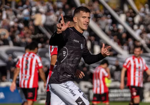 El festejo de Lencioni para la igualdad de Gimnasia