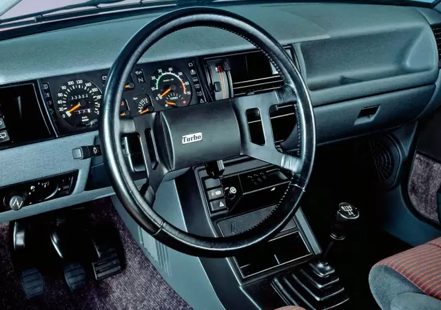 Interior de Renault 11.