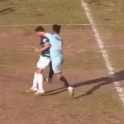 La descalificadora trompada de un jugador de Ciudad Bolivar a uno de Guti�rrez