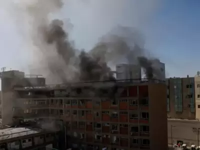 Una densa humareda se elev� en las instalaciones del principal hospital del sur de Israel, Soroka, luego de que fuera impactado por un misil iran�.