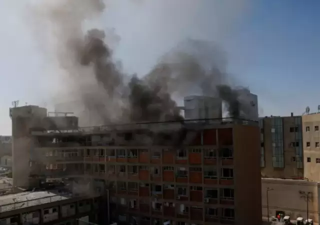 Una densa humareda se elev� en las instalaciones del principal hospital del sur de Israel, Soroka, luego de que fuera impactado por un misil iran�.