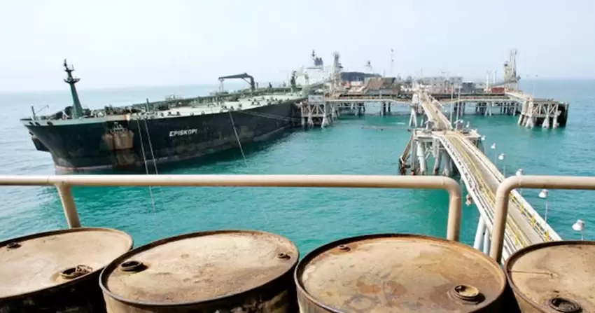 Tanquero cargando petr�leo en el golfo P�rsico