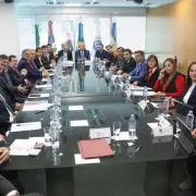 Gobernadores presionan y proponen redistribuir el impuesto a los combustibles