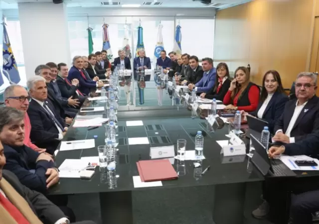 Gobernadores presionan y proponen redistribuir el impuesto a los combustibles