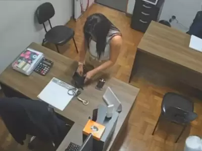 La docente fue captada infraganti por la c�mara de seguridad.