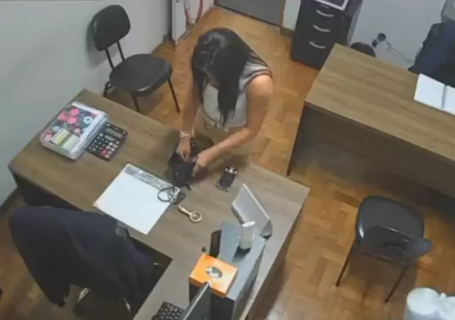 La docente fue captada infraganti por la c�mara de seguridad.