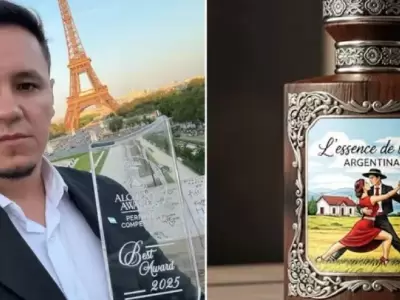 El ganador con su premio y el frasco de perfume