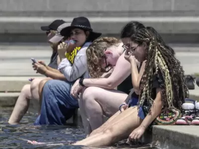 Un abrasador calor asola la ciudad m�s grande de Estados Unidos.