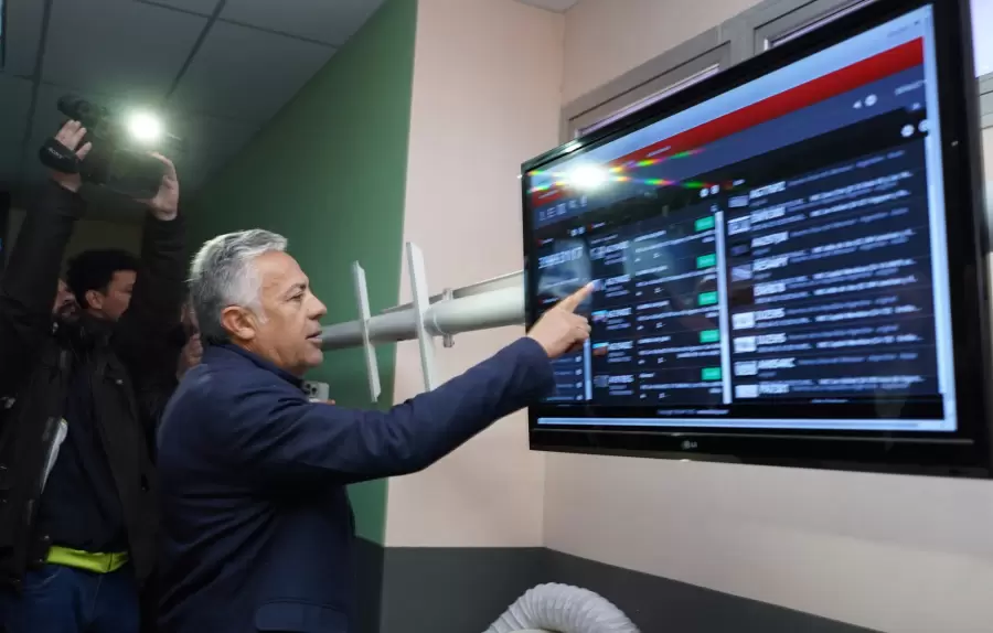 Cornejo examina detalles del sistema