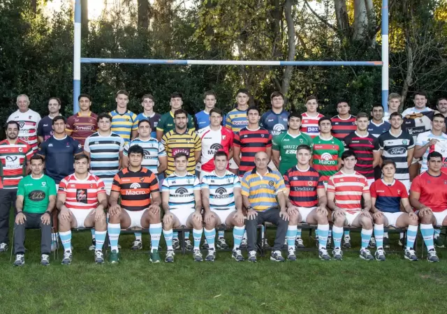 El plantel de Los Pumitas ponen en valor a sus clubes posando con las camisetas de sus equipos