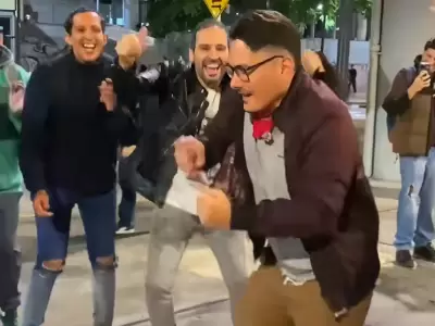 Personas desconocidas caminaban entre aplausos y buena energ�a.