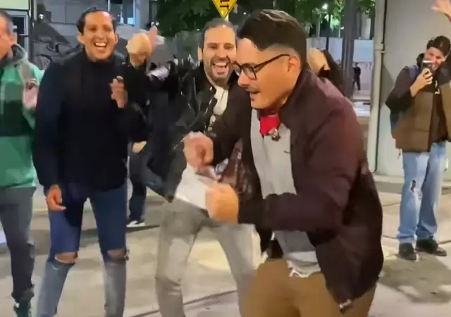 Personas desconocidas caminaban entre aplausos y buena energ�a.