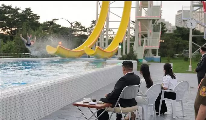 Kim Jong-un, junto a su esposa e hija, disfrutando de la inauguraci�n del parque acu�tico.