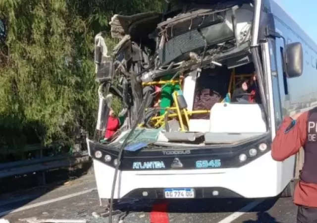 Estado del colectivo tras el fuerte encontronazo con un cami�n. (Foto: gentileza �mbito)