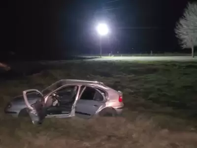 El auto siniestrado en el que viajaban la v�ctima fatal y otras cuatro personas. (Foto: web)