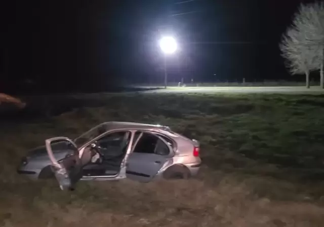El auto siniestrado en el que viajaban la v�ctima fatal y otras cuatro personas. (Foto: web)