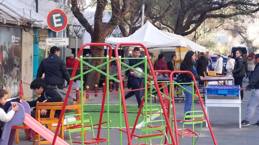 Juegos de mesa, juegos did�cticos... y tambi�n juegos de plaza.
