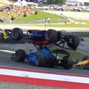 Accidente en la F2:  vol� un auto y cay� sobre la cabeza de otro piloto, el Halo evit� lo peor