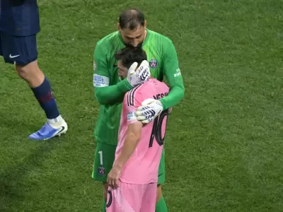 Gianluigi Donnarumma consuelta a Leo Messi tras el partido entre PSG y el Inter Miami en el Mundial de Clubes/Fuente: X