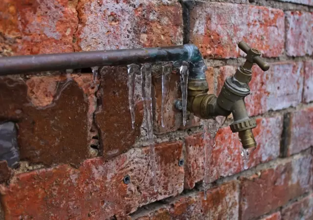 C�mo proteger las instalaciones de agua en casa durante las olas de fr�o.