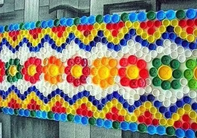 Camino de mesa hecho con tapas de plstico/ Fuente: Pinterest