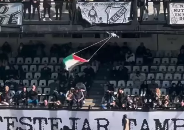 Un dron la bandera de Palestina entr� al campo de juego el domingo