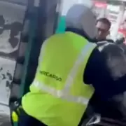 Fueron filmados maltratando valijas en Aeroparque y los despidieron sin aviso