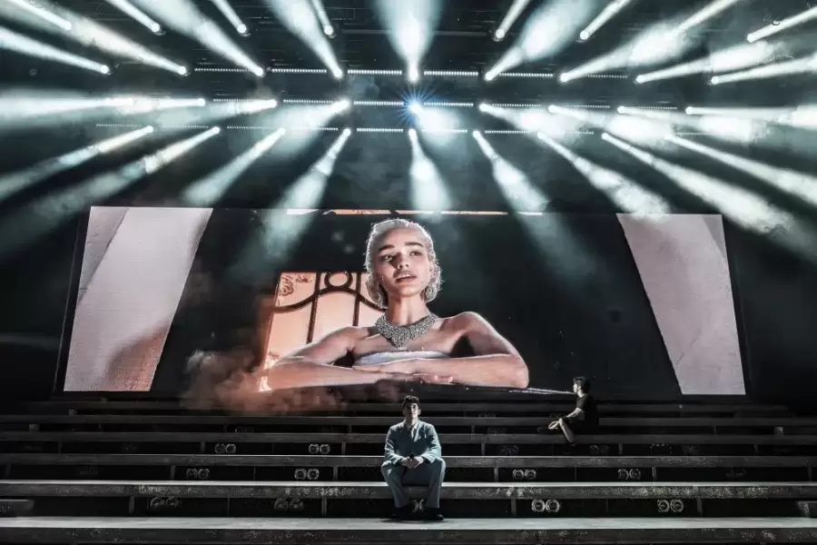 Rachel Zegler transforma el West End con su versi�n de Evita.