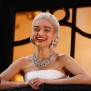 Rachel Zegler, desde un balcón, conquista Londres interpretando a Eva Perón