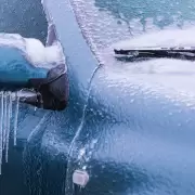 Nunca hagas esto para quitar la escarcha del parabrisas de tu auto