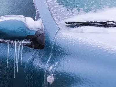 Hielo sobre el auto.
