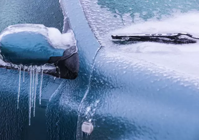 Hielo sobre el auto.
