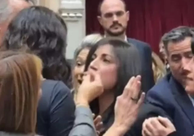 El cara a cara de las diputadas.