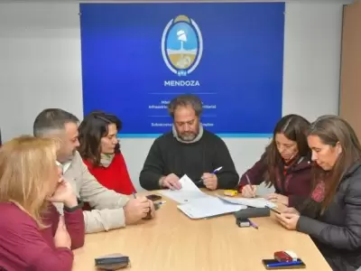 El SUTE firm� la oferta salarial del Gobierno.