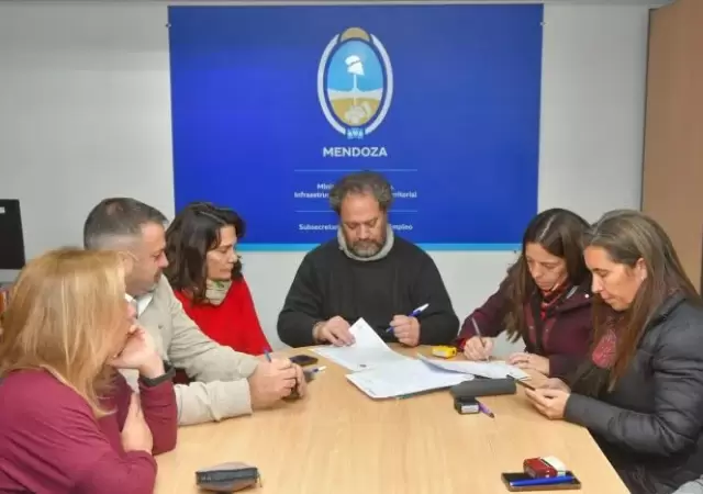 El SUTE firm� la oferta salarial del Gobierno.