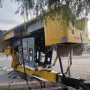 Aparatoso accidente en Rodr�guez Pe�a: una gr�a termin� volcada al evitar un choque
