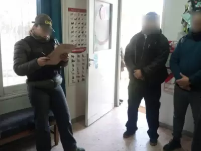 Momento en el que personal de la Gendarmer�a Nacional Argentina completaba el allanamiento a dos veterinarias donde hab�an medicamentos para personas.