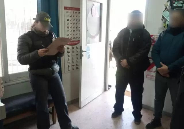 Momento en el que personal de la Gendarmer�a Nacional Argentina completaba el allanamiento a dos veterinarias donde hab�an medicamentos para personas.