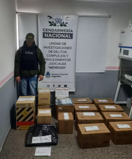 Parte del secuestro realizado por efectivos de Gendarmer�a en veterinarias de Mendoza.