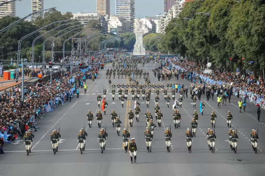Carros hidrantes, tanques, perros, soldados, veteranos de Malvinas, y hasta los bomberos. Pero este a�o, no.